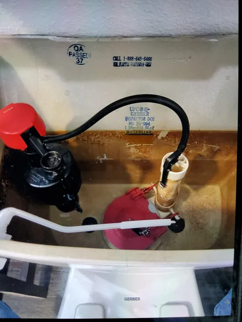 In Nederland, we optimized three toilets with new fill valves and flappers, ensuring proper function and no leaks.