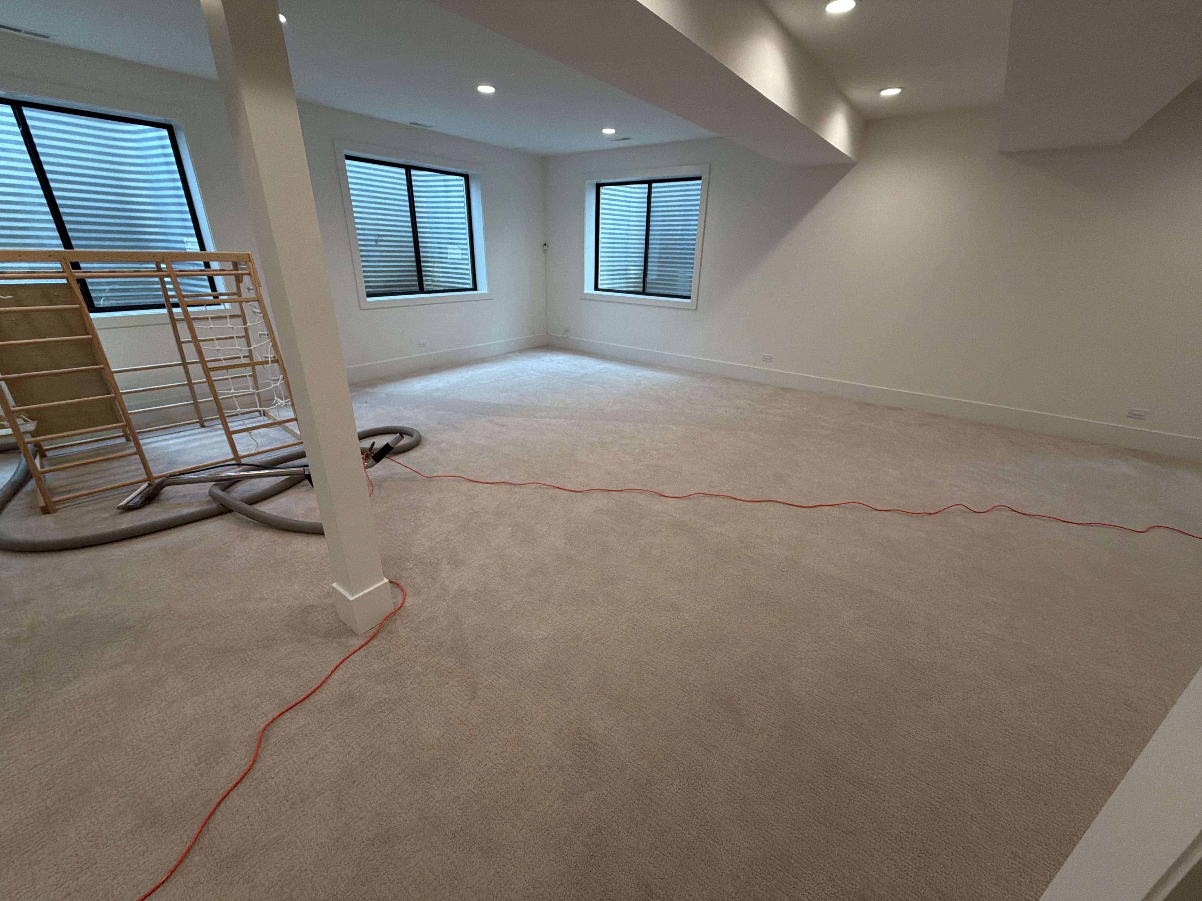 A freshly cleaned carpeted room in an Elmhurst, Illinois home