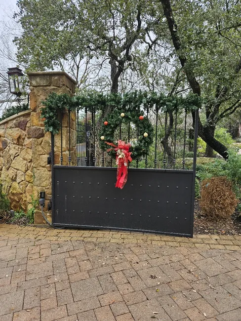 Austin holiday wreath and lighting