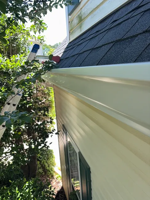 Seamless 6-inch gutters were installed on the front left side, ensuring a robust and effective drainage system.