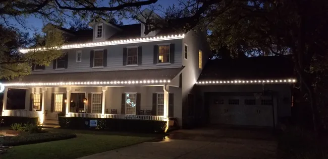 Holiday Lighting Installer In Austin TX