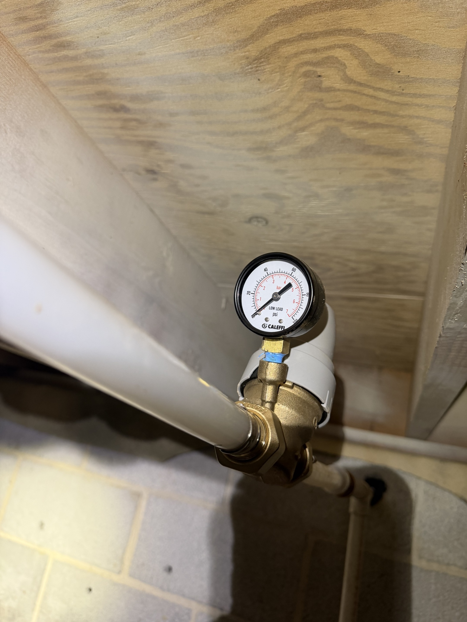 Pressure regulator gauge installed on the water line