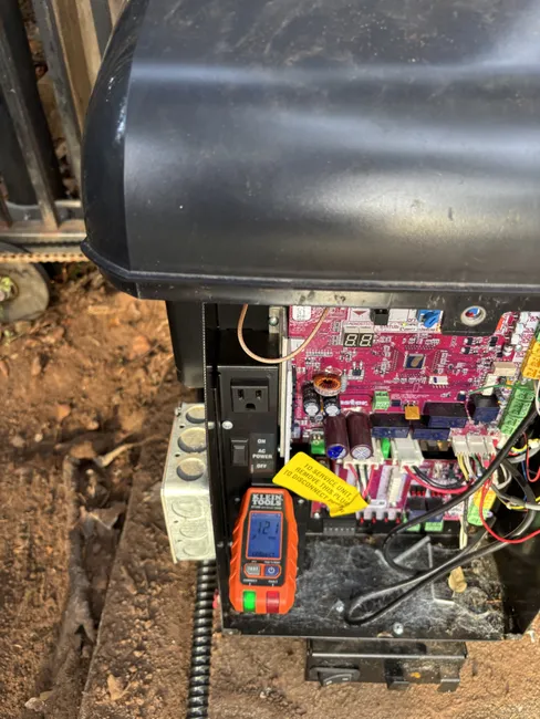We replaced the damaged circuit for an automatic gate, ensuring reliable access and enhanced security for the homeowner.
