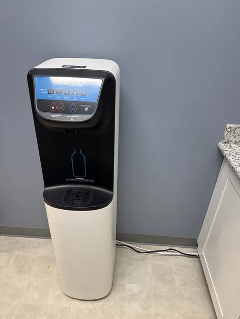 We installed the AquaTru Freestanding Model 1, ensuring perfect plumbing connections for purified water access.