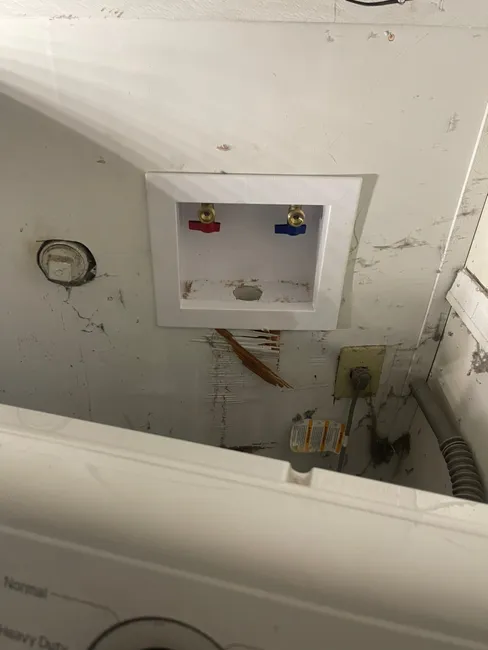 We replaced a broken washing machine outlet box, restoring water flow and peace of mind in the home.