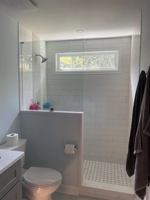 Single screen glass on top of knee wall.