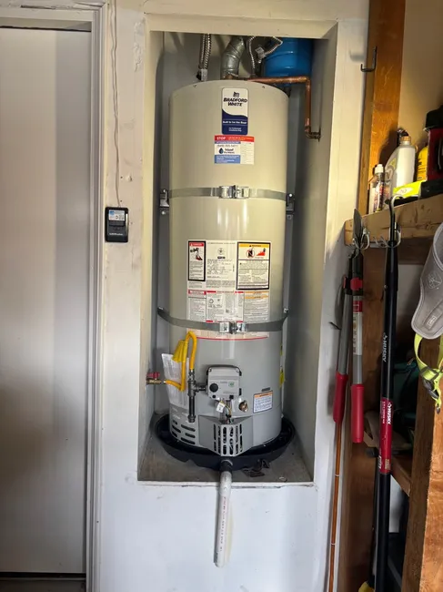 When a malfunctioning water heater disrupted daily life, we swiftly replaced it with a reliable 50-gallon Bradford White unit, restoring hot water service and peace of mind to the home.