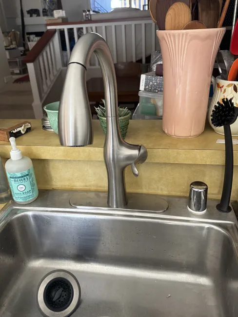 A leaking kitchen faucet was replaced, enhancing functionality and ensuring optimal water flow for our customer.