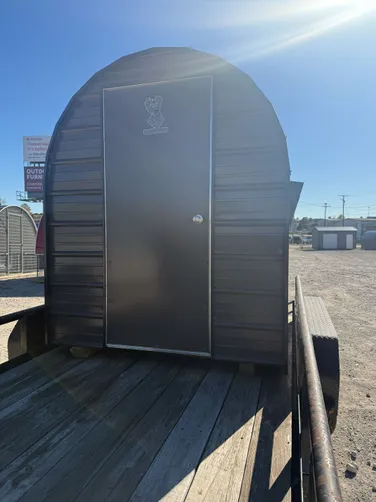 photo at New London, TX on Dec 11, 2025: SOLID 6X6 HUNTING BLIND WITH WELDED STEEL FRAME-solid floor, carpet on floor and walls, 6 flip ope