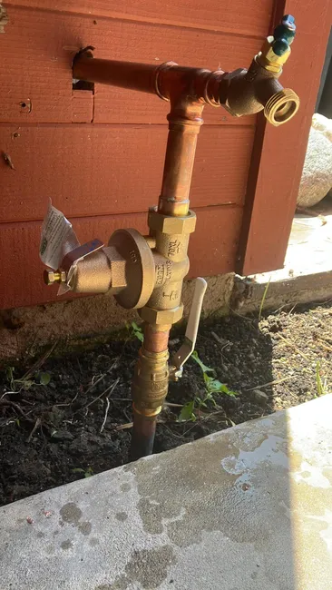 Experiencing disruptive hammering from high water pressure, we installed a new regulating valve for a smoother flow.