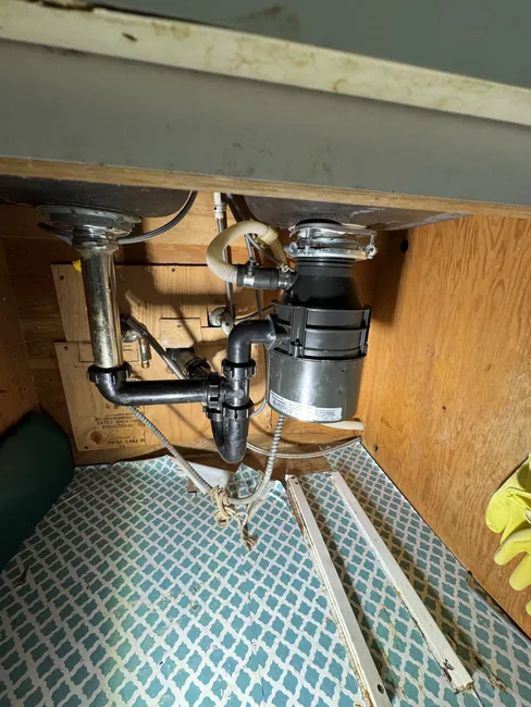 We seamlessly replaced a malfunctioning garbage disposal, enhancing kitchen functionality for easier food waste management.