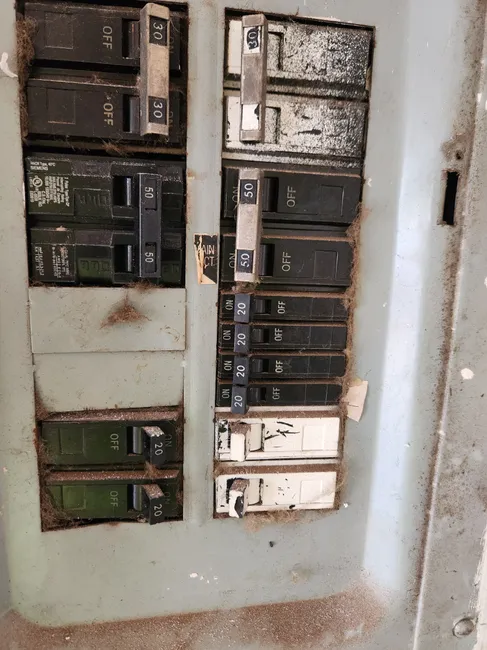 An upgrade to a 200 Amp single-phase panel enhances efficiency and safety for this commercial store.