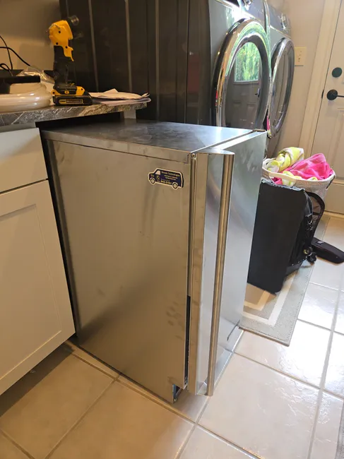 A faulty float switch caused the ice machine to shut off. After diagnosing the issue, we optimized the water supply, restoring its efficiency.